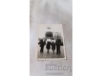 Photo Sofia Two men and two women in front of the monument to Tsar Liberator