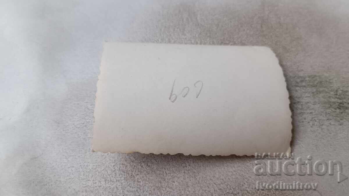 Φωτογραφία Πλέβεν Γυναίκα σε ρετρό μηχανή με αριθμό κυκλοφορίας Πλ 1917 με τιμή 2.35 BGN | € 1.20 Φωτογραφία Πλέβεν Γυναίκα σε ρετρό μηχανή με αριθμό κυκλοφορίας Πλ 1917 με τιμή 2.35 BGN | € 1.20