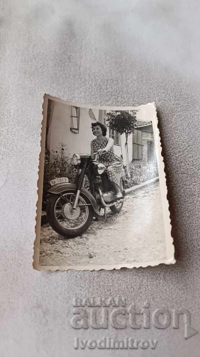 Φωτογραφία Πλέβεν Γυναίκα σε ρετρό μηχανή με αριθμό κυκλοφορίας Πλ 1917 Φωτογραφία Πλέβεν Γυναίκα σε ρετρό μηχανή με αριθμό κυκλοφορίας Πλ 1917