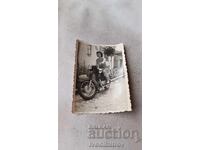 Φωτογραφία Πλέβεν Γυναίκα σε ρετρό μηχανή με αριθμό κυκλοφορίας Πλ 1917