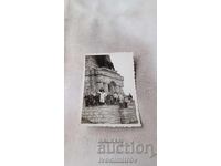 Fotografie Bărbați și copii în fața Monumentului Șipka pe vârful Stoletov
