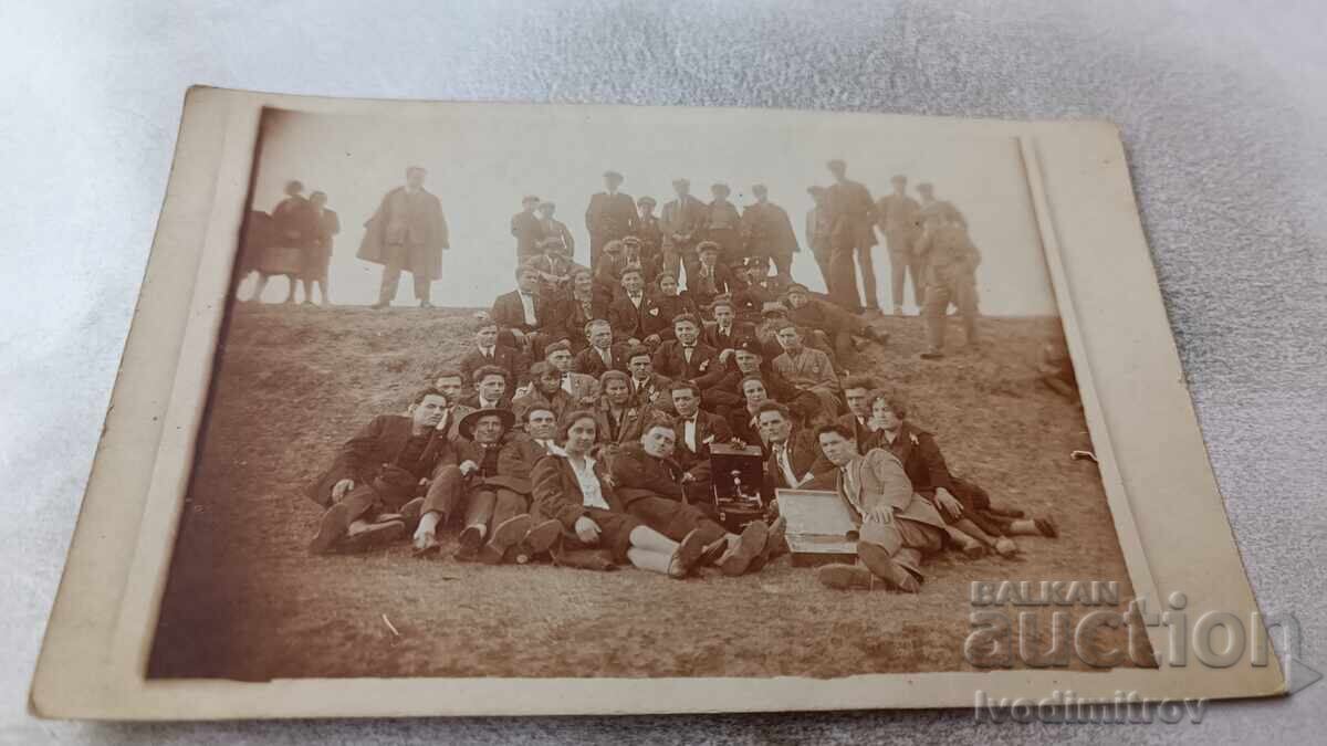 Φωτογραφία Νέων και κοριτσιών με ρετρό γραμμόφωνο σε πικνίκ