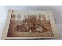 Φωτογραφία Νέων και κοριτσιών με ρετρό γραμμόφωνο σε πικνίκ