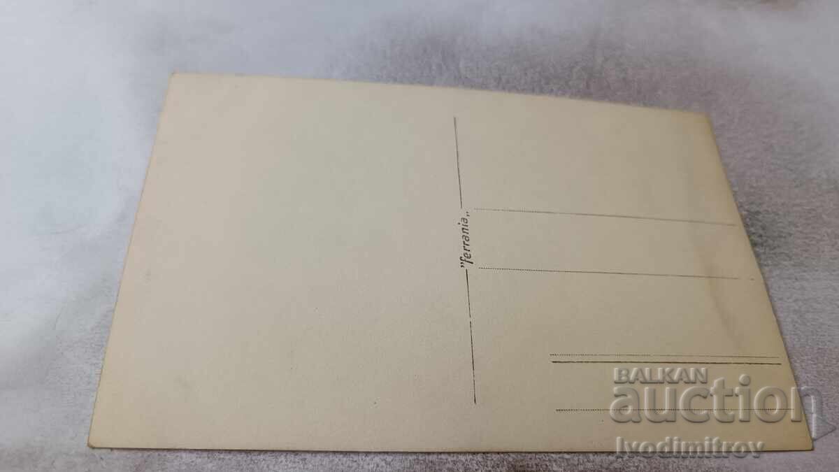 Φωτογραφία Ανδρών, Γυναικών και Παιδιών μπροστά από τριώροφη οικοδομή με τιμή 2.45 BGN | € 1.25