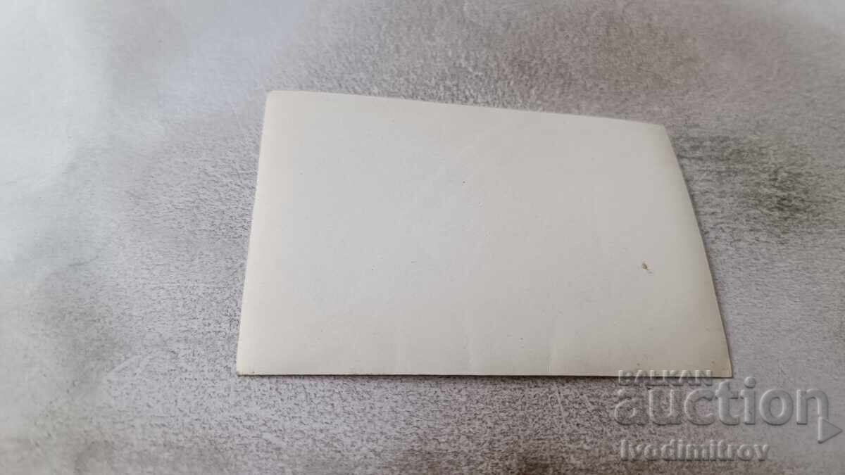 Снимка Мъж седнал на номер 10 на плувен басейн с цена 2.25 лв. | € 1.15 Снимка Мъж седнал на номер 10 на плувен басейн с цена 2.25 лв. | € 1.15