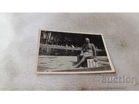 Снимка Мъж седнал на номер 10 на плувен басейн