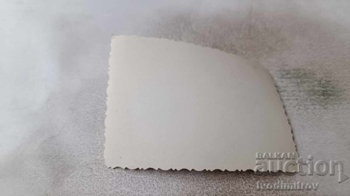 Снимка Четирима мъже на брега на морето с цена 2.45 лв. | € 1.25 Снимка Четирима мъже на брега на морето с цена 2.45 лв. | € 1.25