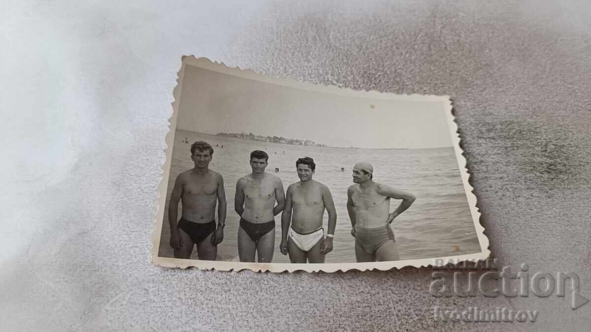 Снимка Четирима мъже на брега на морето Снимка Четирима мъже на брега на морето