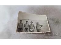 Снимка Четирима мъже на брега на морето