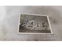 Fotografie Bărbați și femei în barcă de agrement pe mare REA