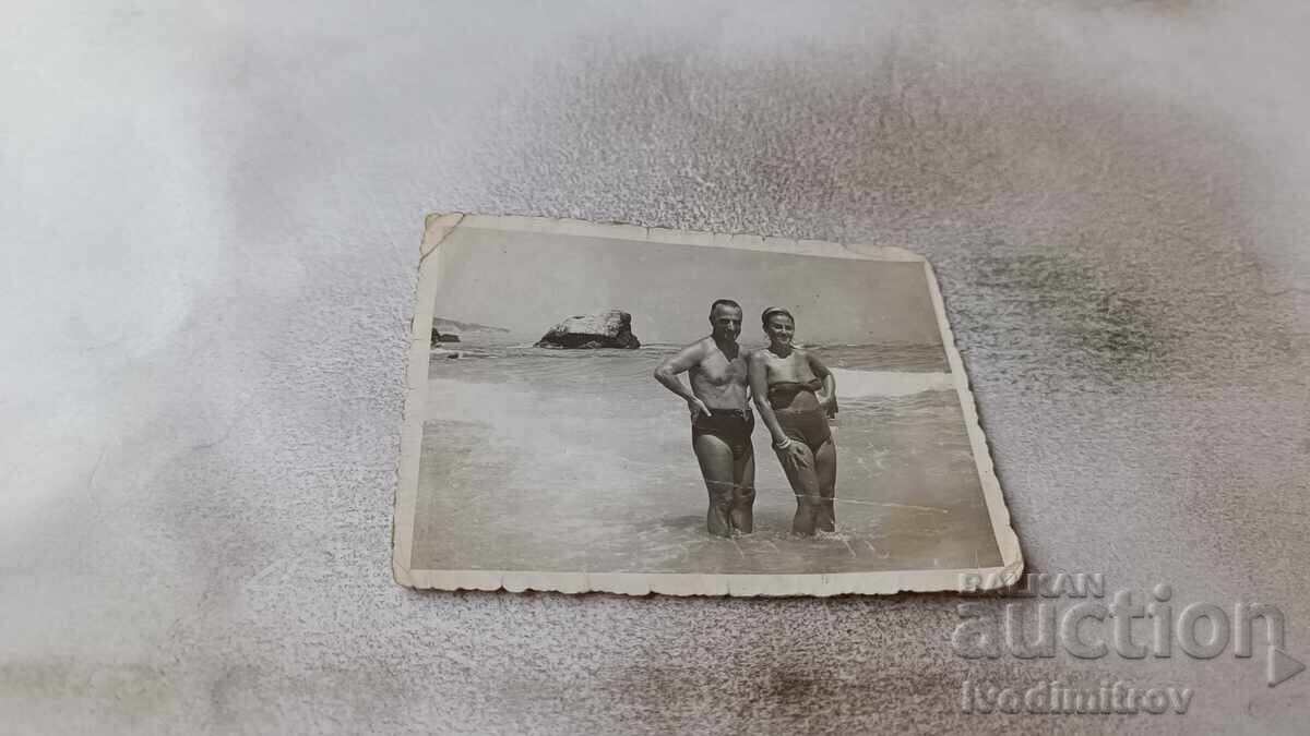 Снимка Мъж и жена на брега на морето