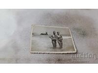 Снимка Мъж и жена на брега на морето