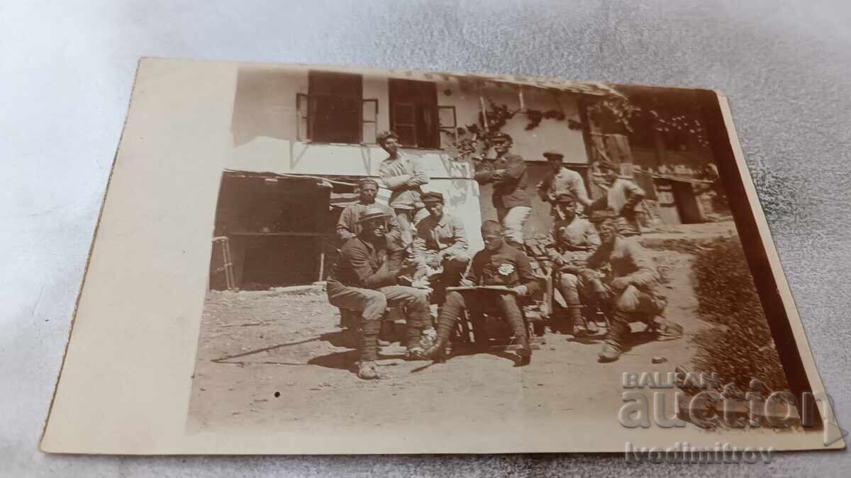 Fotografie Stoykovtsi, Trevnen, muncitori în fața unei case țărănești 1924 Fotografie Stoykovtsi, Trevnen, muncitori în fața unei case țărănești 1924