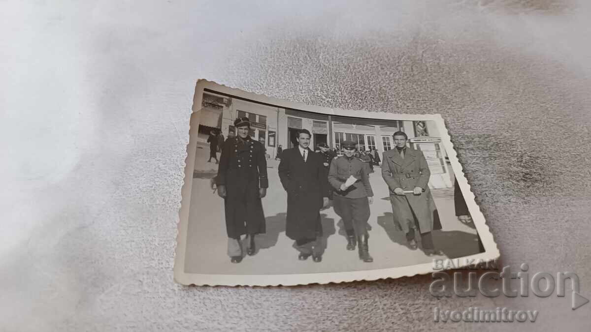 Φωτογραφία Σόφιας, Αξιωματικός και τρεις άνδρες σε βόλτα Φωτογραφία Σόφιας, Αξιωματικός και τρεις άνδρες σε βόλτα