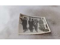 Снимка София Офицер и трима мъже на разходка