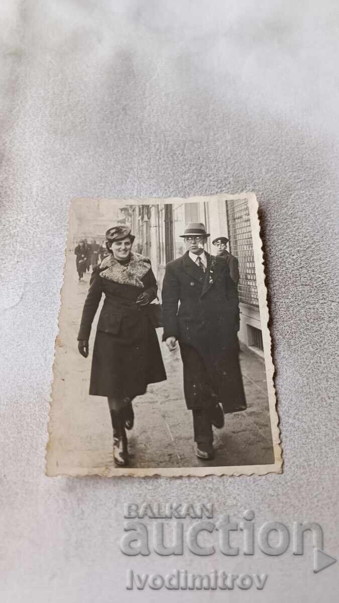 Φωτογραφία Σοφία Άνδρας και γυναίκα με χειμωνιάτικα παλτά σε μια βόλτα Φωτογραφία Σοφία Άνδρας και γυναίκα με χειμωνιάτικα παλτά σε μια βόλτα