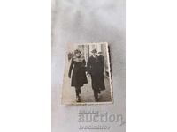 Φωτογραφία Σοφία Άνδρας και γυναίκα με χειμωνιάτικα παλτά σε μια βόλτα