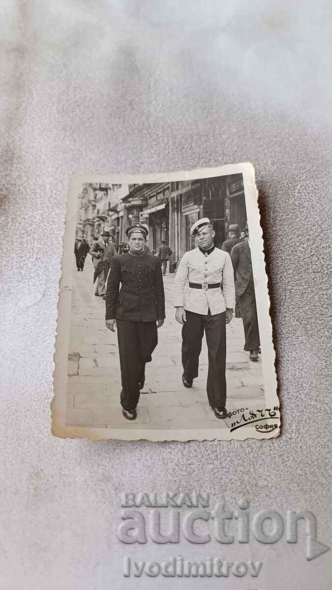 Снимка София Двама млади мъже на разходка