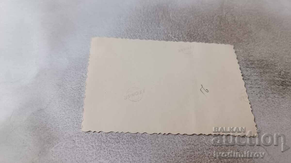 Fotografie Sofia Doi bărbați și două femei în Piața Adunării Naționale cu preț 1.85 BGN | € 0.95 Fotografie Sofia Doi bărbați și două femei în Piața Adunării Naționale cu preț 1.85 BGN | € 0.95