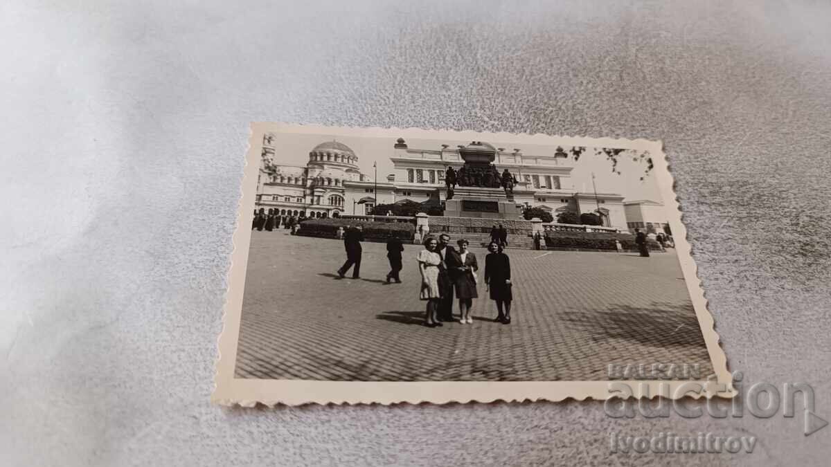 Fotografie Sofia Doi bărbați și două femei în Piața Adunării Naționale Fotografie Sofia Doi bărbați și două femei în Piața Adunării Naționale