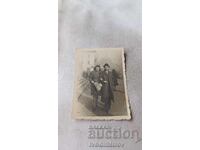 Fotografie Sofia Bărbat și femeie cu buchet în fața Palatului Vecin