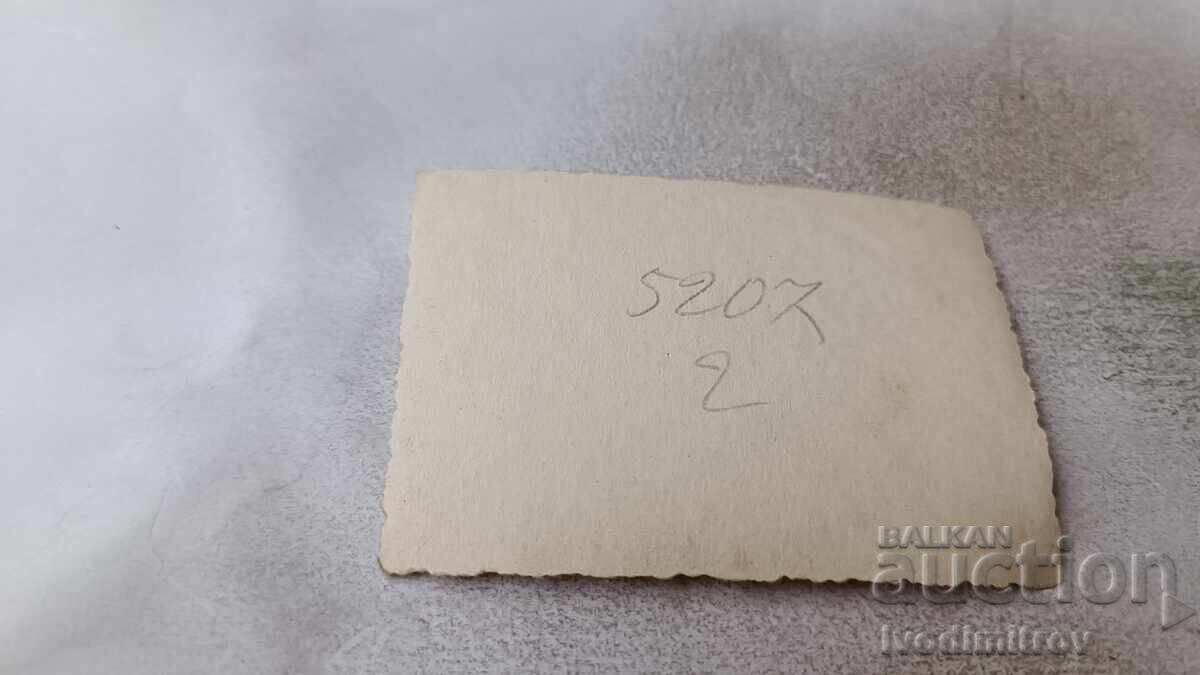 Snimka Sofiya Mŭzh και γυναίκα με μπουκέτο μπροστά από το Sŭsebnata palata με τιμή 1.65 BGN | € 0.84