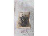 Fotografie Sofia Bărbat și femeie cu buchet în fața Palatului Vecin