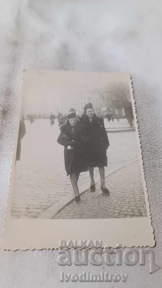 Snimka Sofiya Dve mladi γυναίκες στην πλατεία Αγία Κυριακή Snimka Sofiya Dve mladi γυναίκες στην πλατεία Αγία Κυριακή