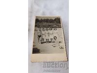 Снимка Мъж и млади момичета на плажа