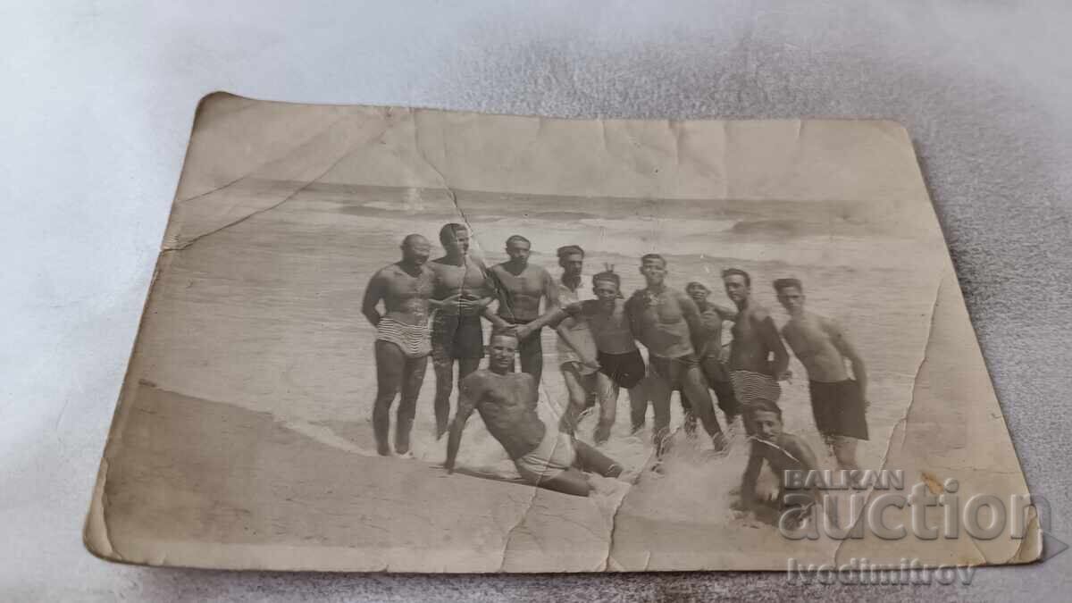 Fotografie Tineri bărbați pe malul mării