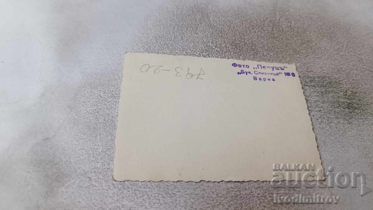 Φωτογραφία Βάρνα Άνδρας γυναίκες και παιδιά με βάρκα στη θάλασσα με τιμή 2.15 BGN | € 1.10