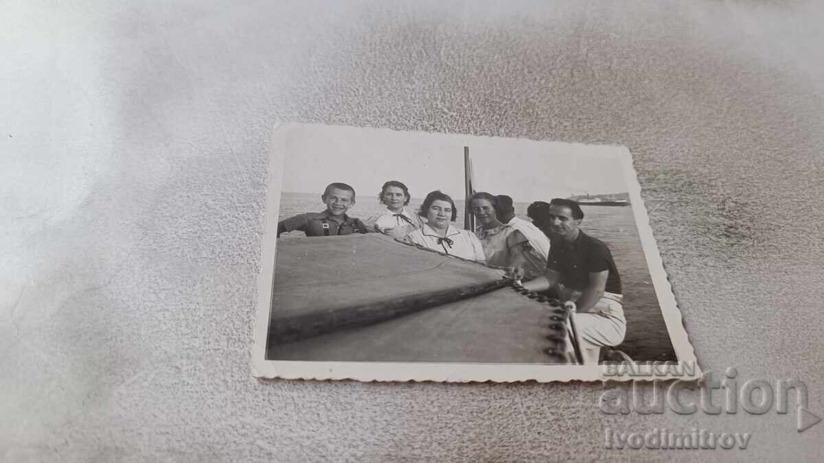 Φωτογραφία Βάρνα Άνδρας γυναίκες και παιδιά με βάρκα στη θάλασσα