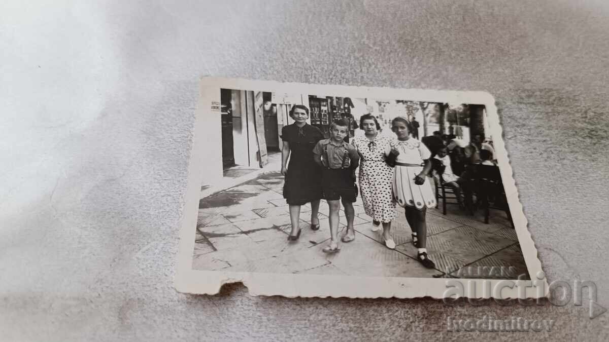 Φωτογραφία Βάρνα Δύο γυναίκες ένα αγόρι και ένα κορίτσι σε μια βόλτα Φωτογραφία Βάρνα Δύο γυναίκες ένα αγόρι και ένα κορίτσι σε μια βόλτα