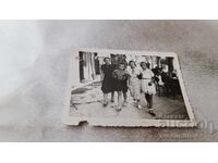 Φωτογραφία Βάρνα Δύο γυναίκες ένα αγόρι και ένα κορίτσι σε μια βόλτα