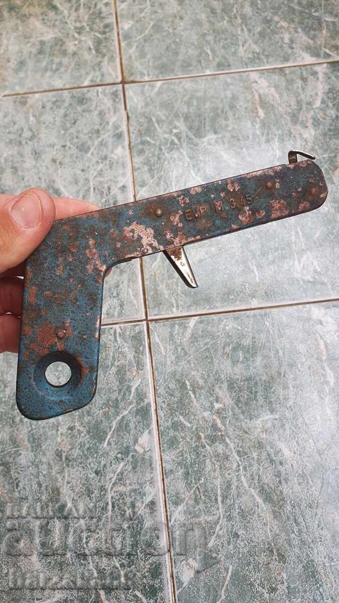 Livrarea O brichetă veche pentru o sobă pe gaz