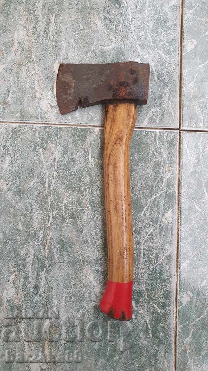 Topor mic cu preț 25.00 BGN | € 12.78 Topor mic cu preț 25.00 BGN | € 12.78