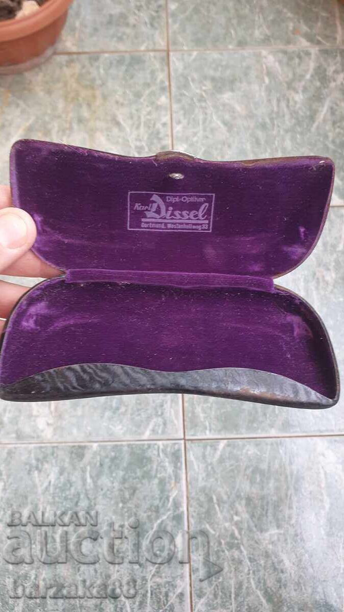 Доставка на Стар метален калъф за очила