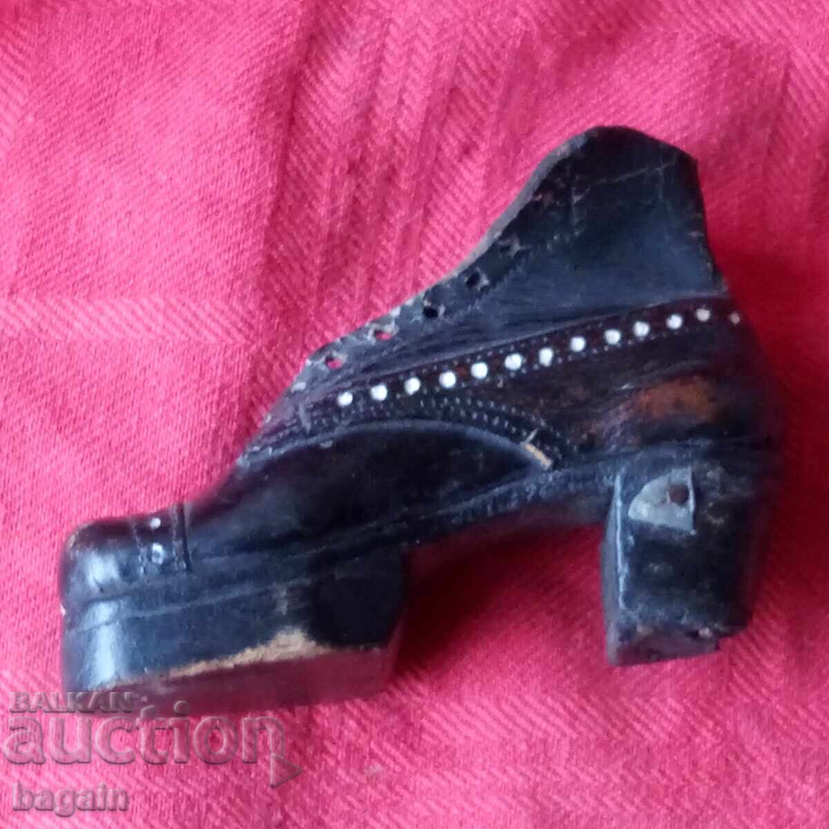 Delivery of Unique shoe, miniature