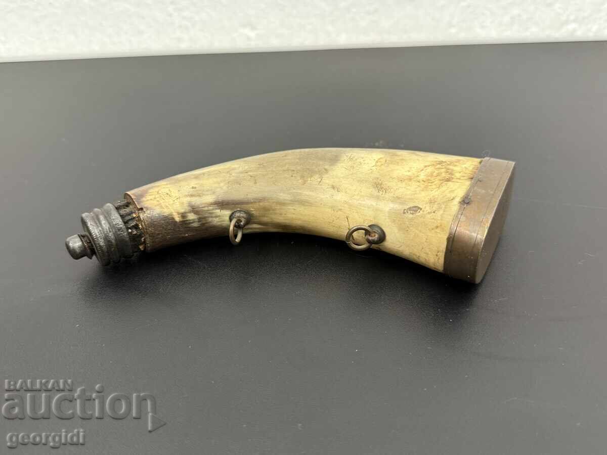 Auction Old horn powder flask / gun / flintlock. №7609 Auction Old horn powder flask / gun / flintlock. №7609