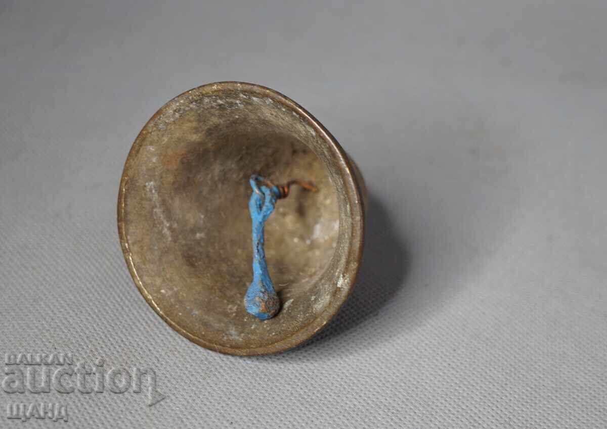 Auction  Old bronze cauldron, bell, clapper bell