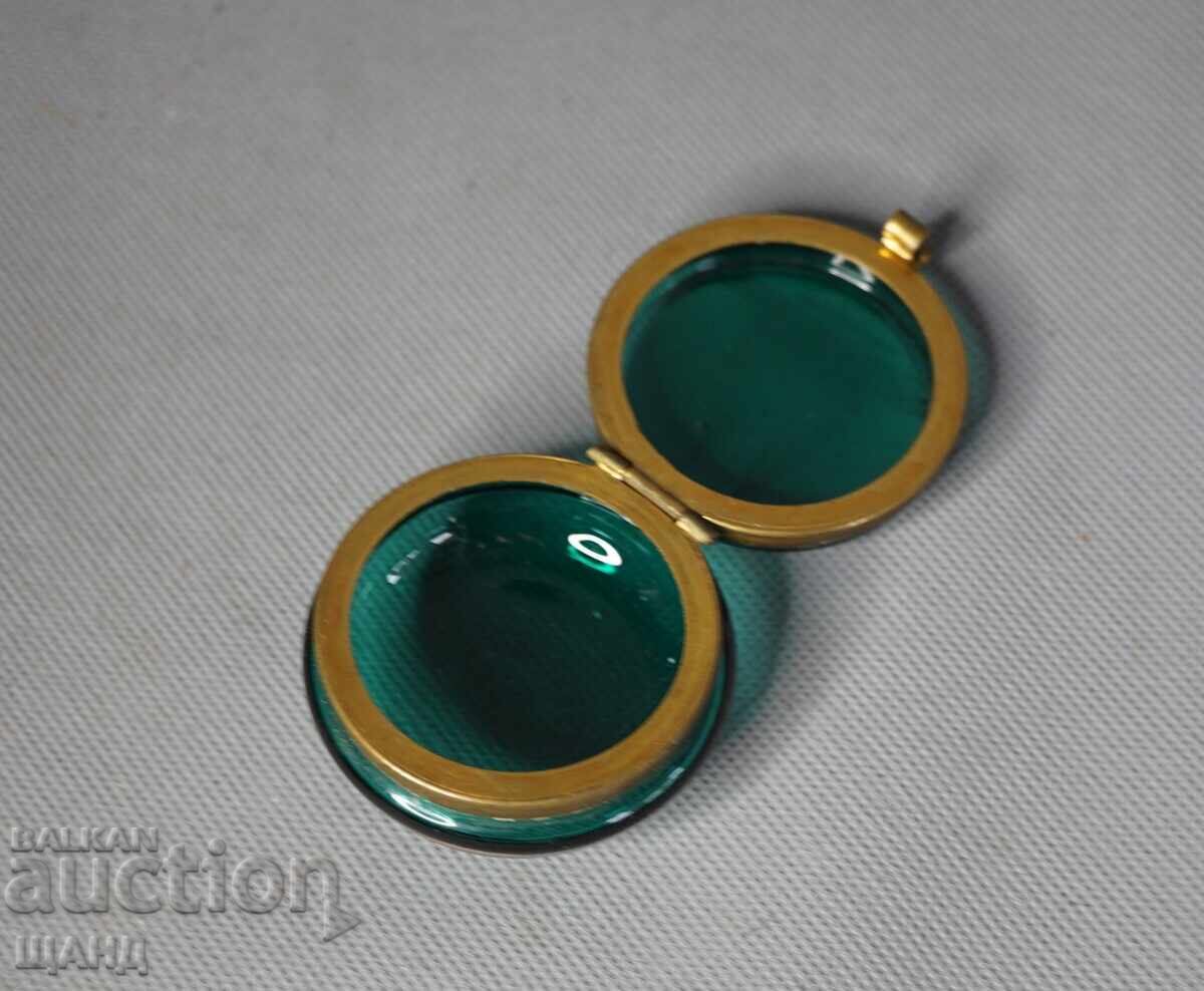 Delivery of Bohemia Old Glass Crystal Pill Box