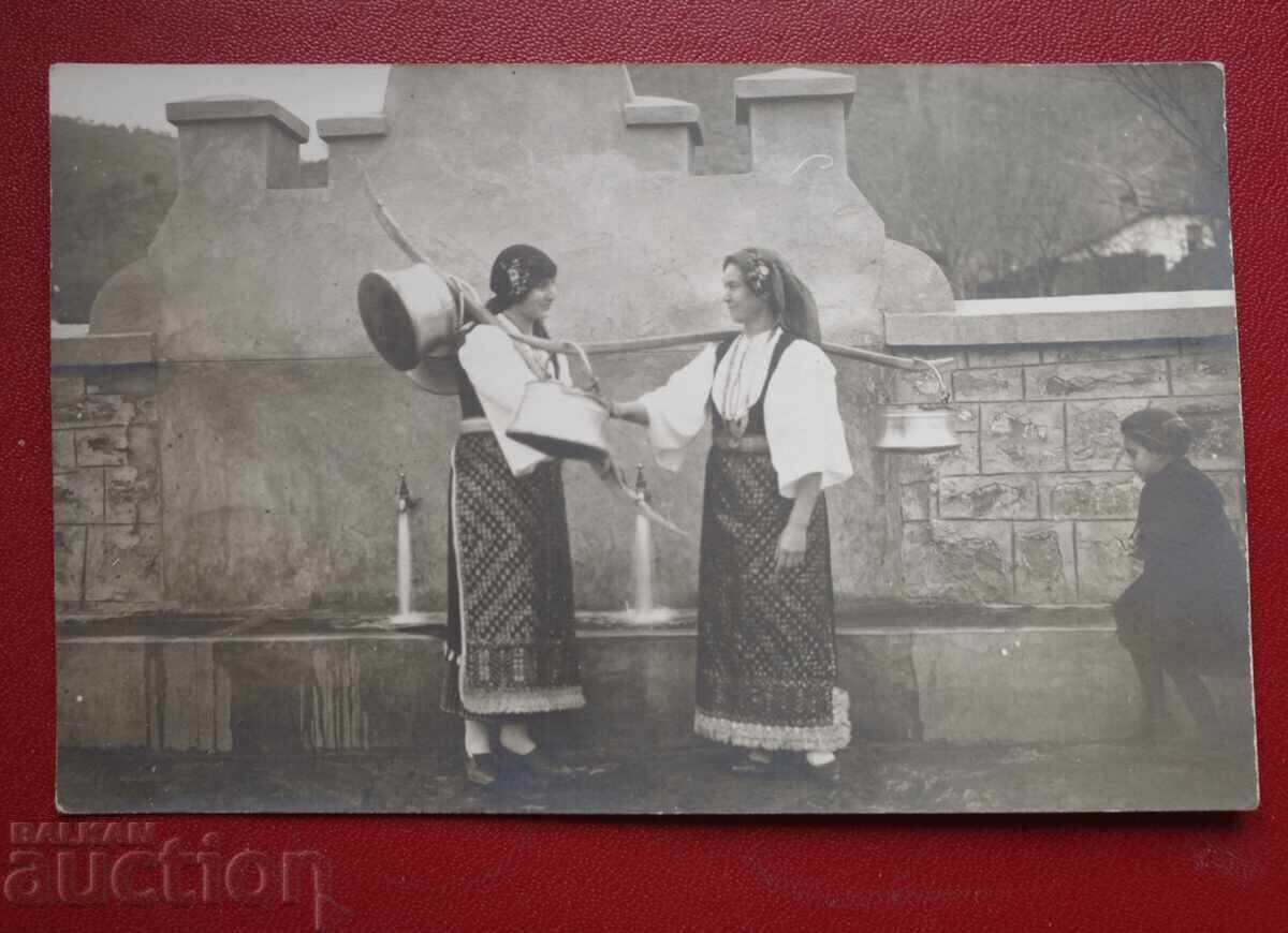 Чешма Народни носии Котли за вода