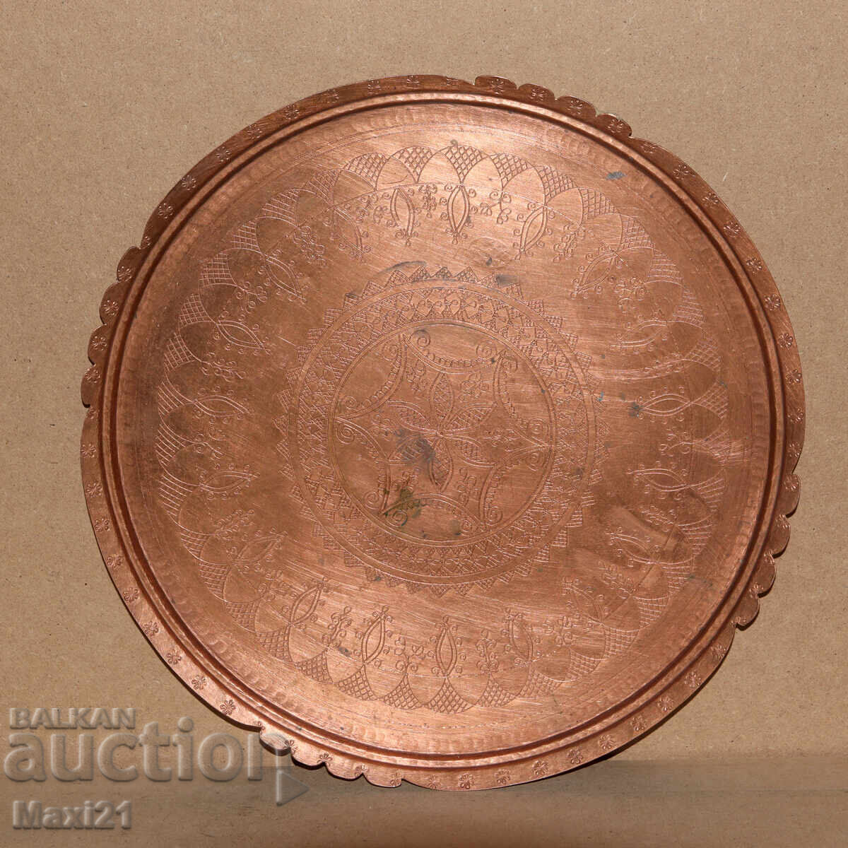 Frații Andreevi, Ustovo, tavă veche de cupru decorată cu preț 470.00 BGN | € 240.31