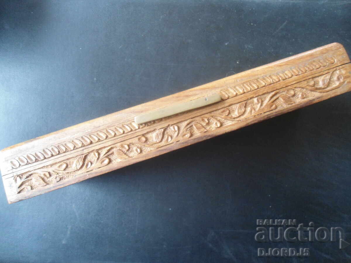 Auction Old wooden box Auction Old wooden box