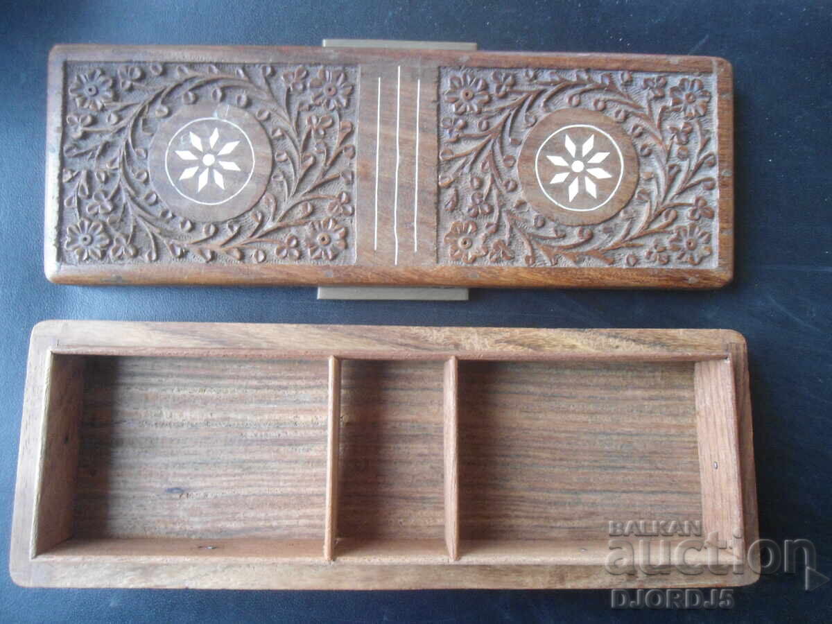 Delivery of Old wooden box Delivery of Old wooden box