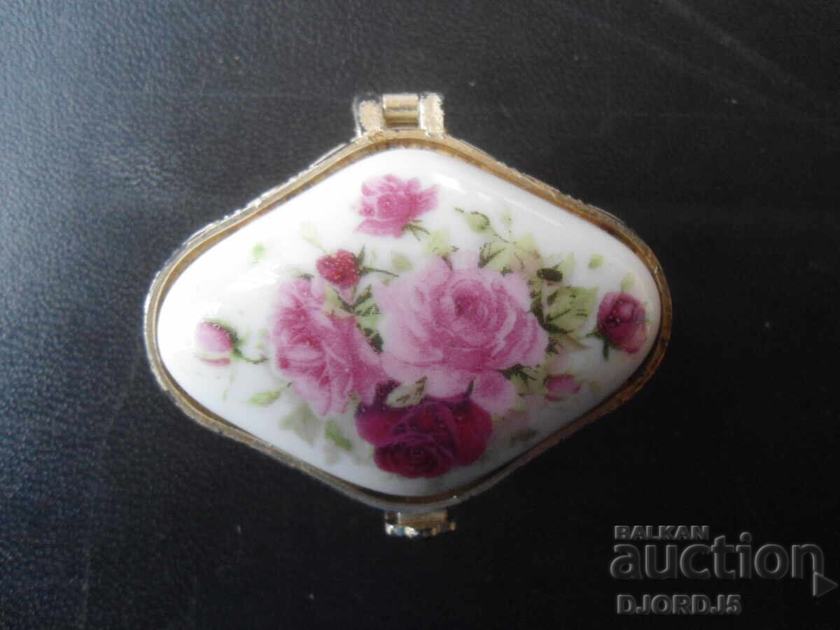 Old porcelain box with price 0.71 BGN | € 0.36 Old porcelain box with price 0.71 BGN | € 0.36