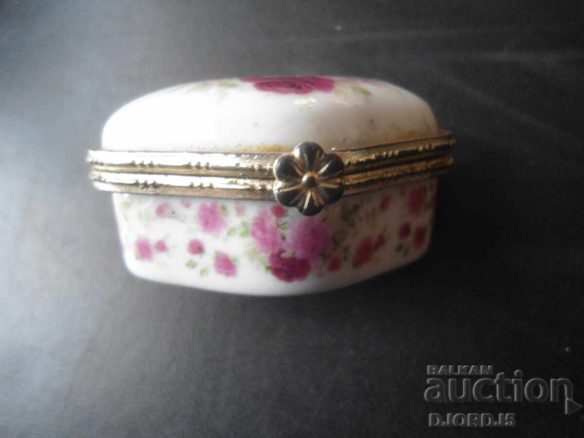 Auction Old porcelain box Auction Old porcelain box