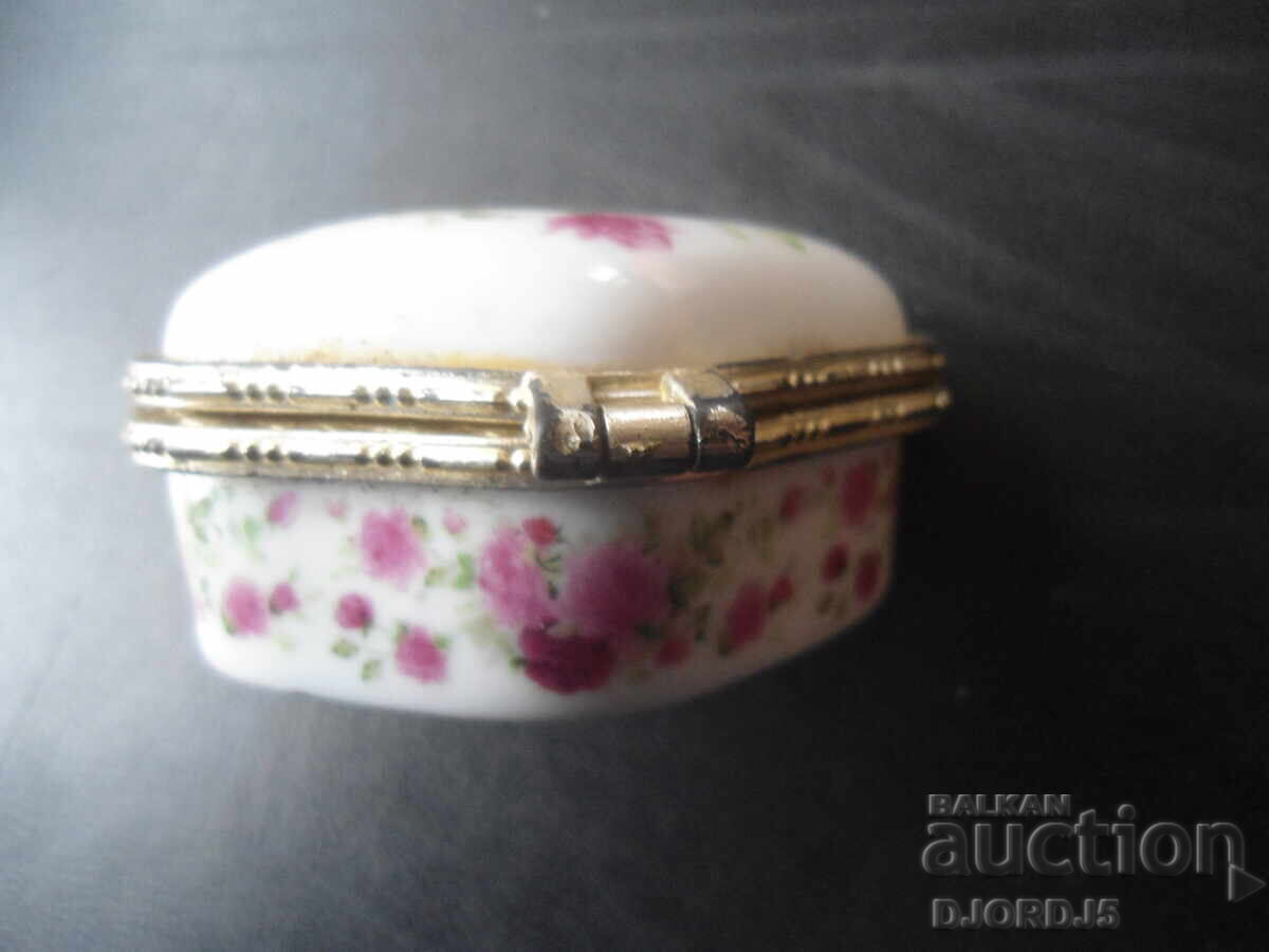 Delivery of Old porcelain box Delivery of Old porcelain box