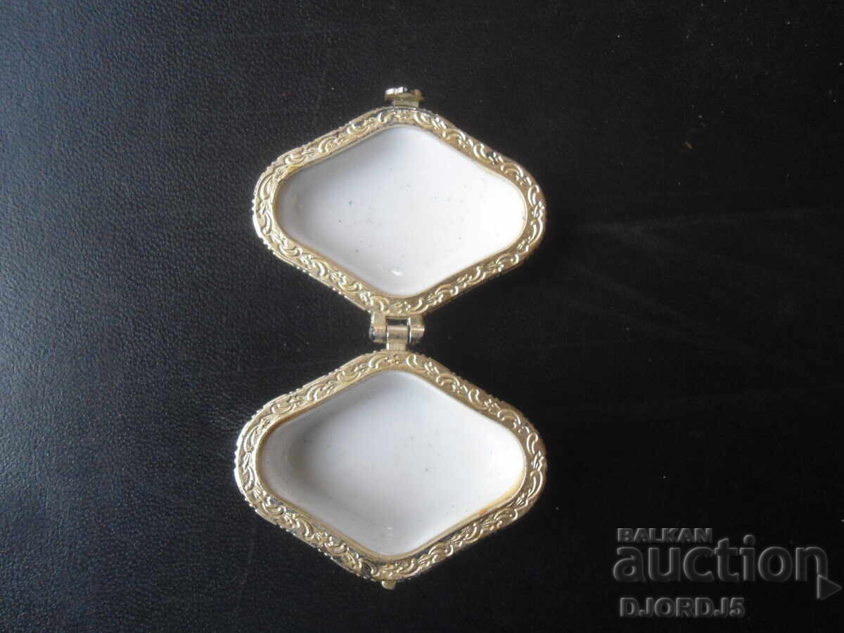 Old porcelain box - 5 Old porcelain box - 5