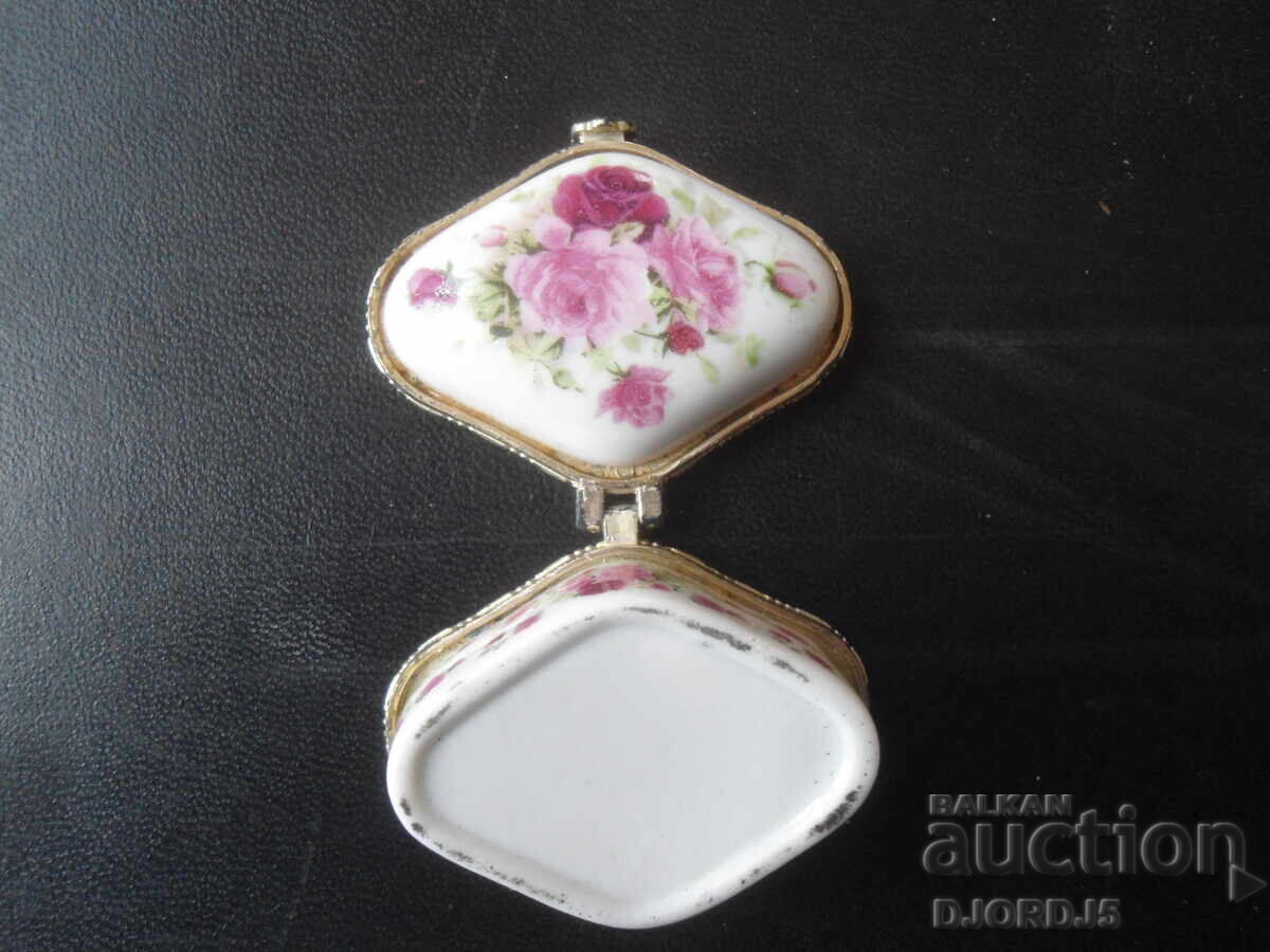 Old porcelain box - 6 Old porcelain box - 6